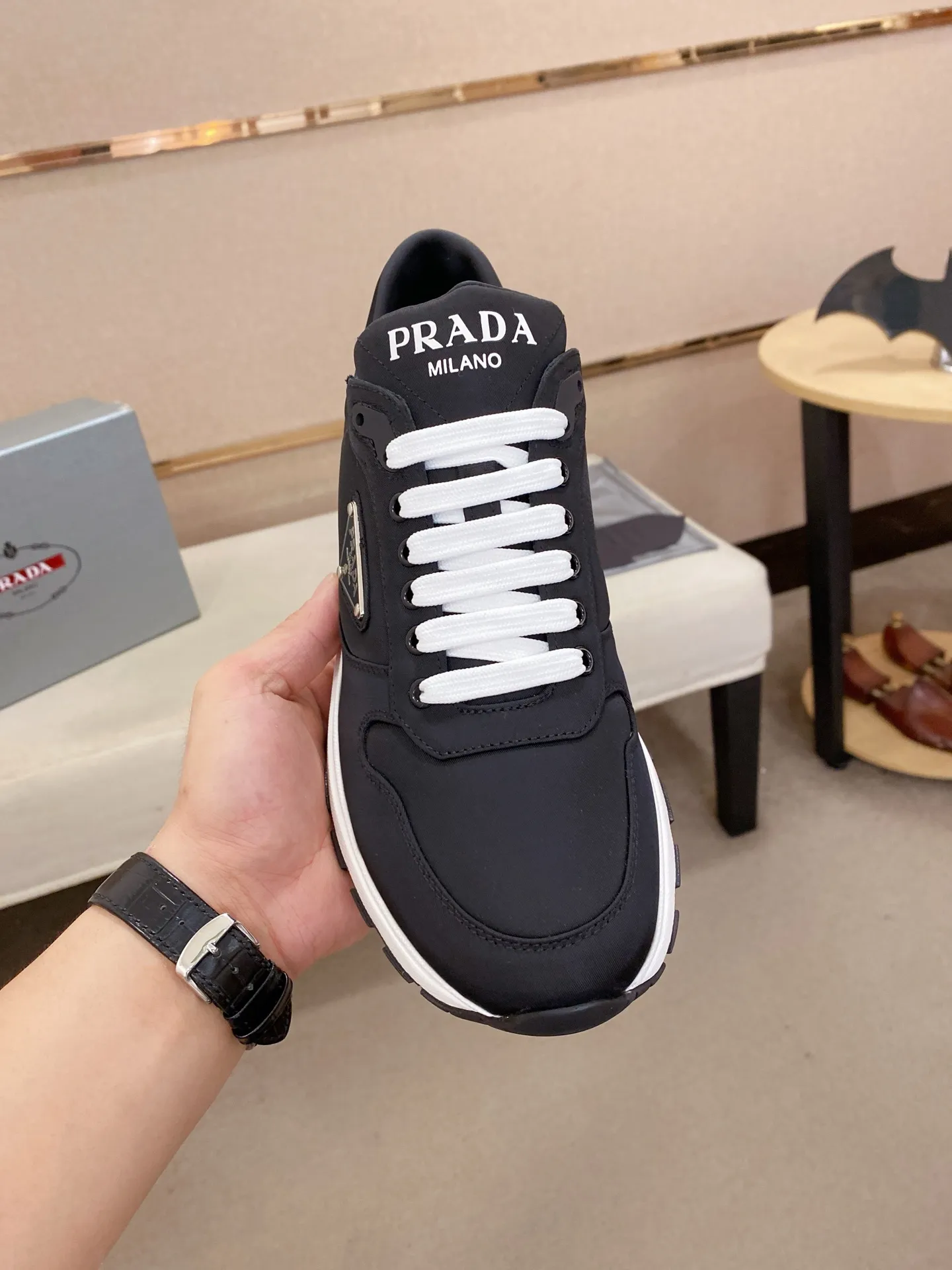 Factory price 540💰 ✔️✔️✔️High version High-quality new PRADA counters are on the market at the same time. The new men's shoes and 😘fabrics are selected from imported first-layer cowhide and are made by pure handcrafts. Lining: Full cowhide lining. 👍🏿 High-end ☄️ air-cushion molded anti-slip rubber outsole, exquisite lines, simple and elegant, comfortable and high-end for leisure travel. Code number: 38 to 44